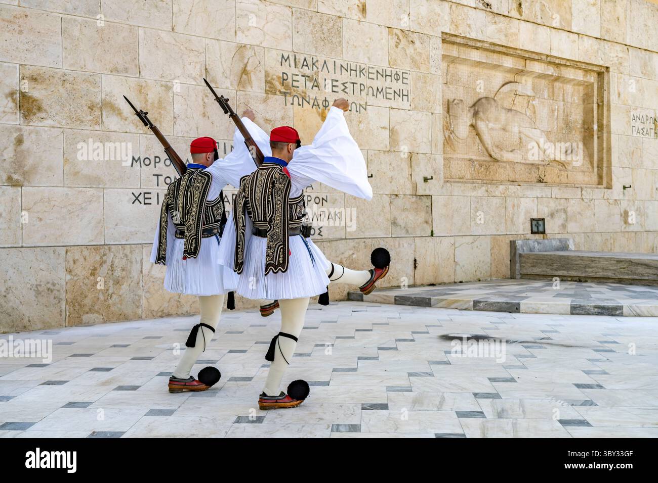 Il tradizionale cambio della guardia degli Evzoni davanti al Parlamento greco nella capitale greca Atene, Grecia Foto Stock