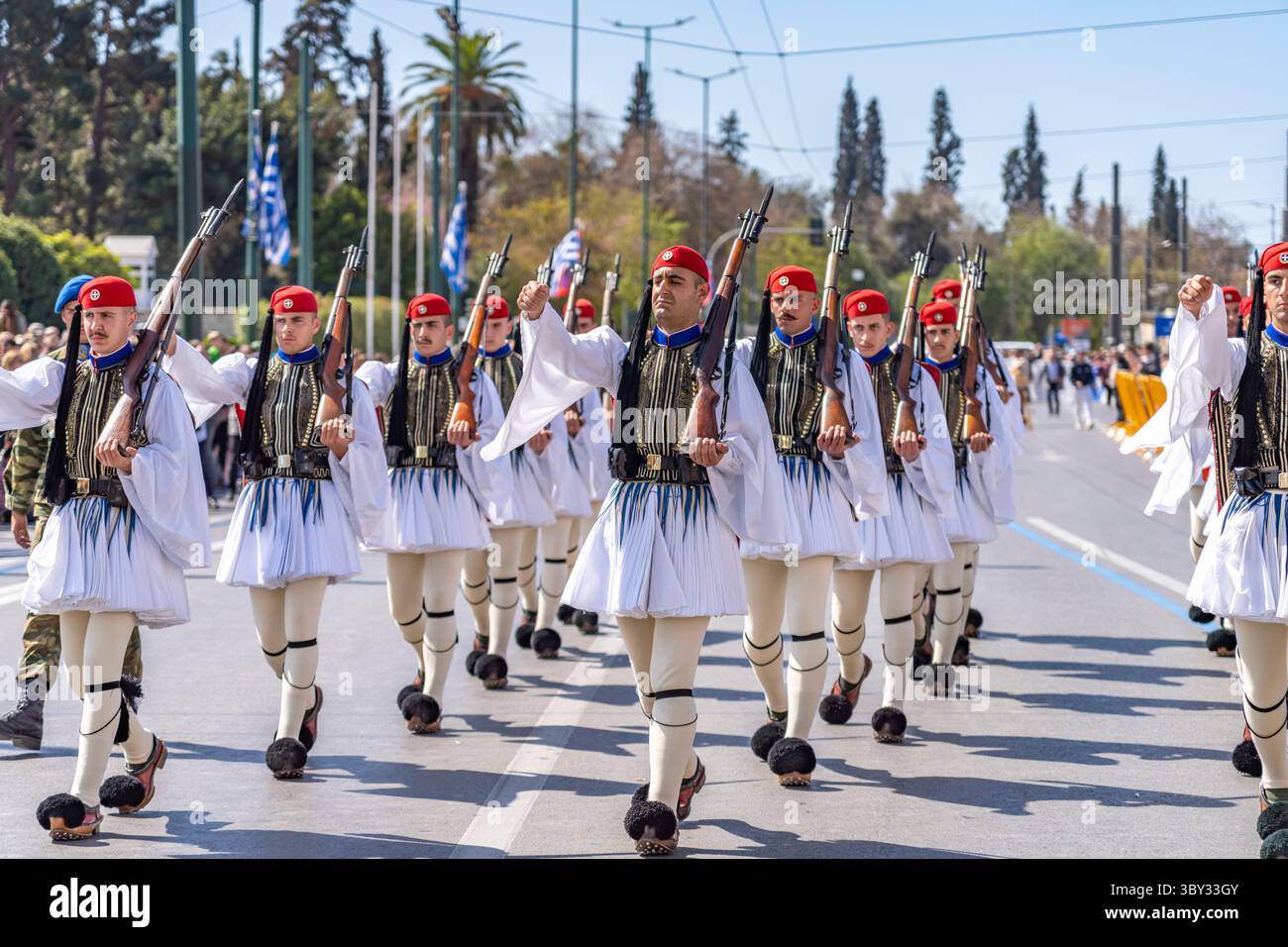 Il tradizionale cambio della guardia degli Evzoni davanti al Parlamento greco nella capitale greca Atene, Grecia Foto Stock