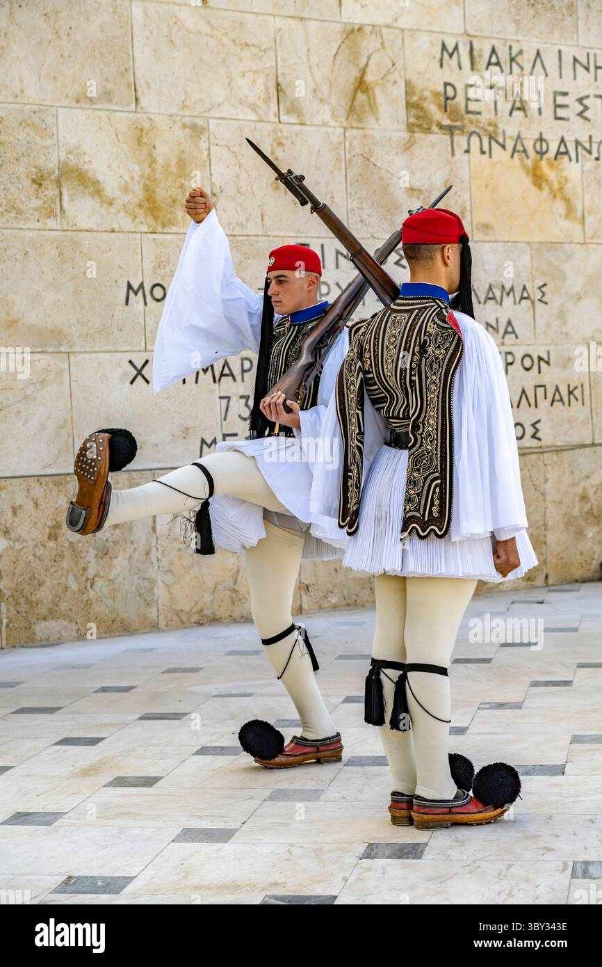 Il tradizionale cambio della guardia degli Evzoni davanti al Parlamento greco nella capitale greca Atene, Grecia Foto Stock