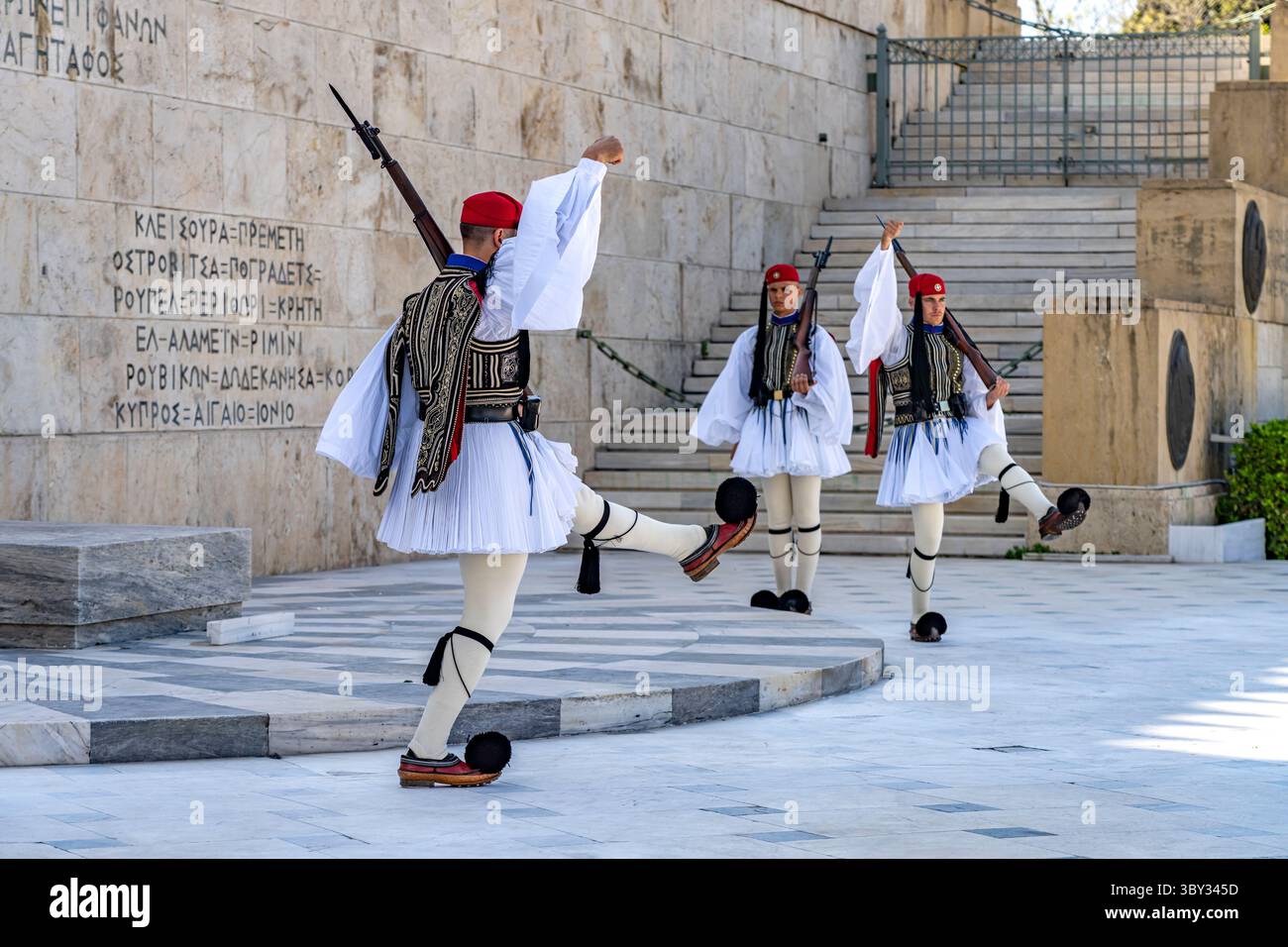 Il tradizionale cambio della guardia degli Evzoni davanti al Parlamento greco nella capitale greca Atene, Grecia Foto Stock