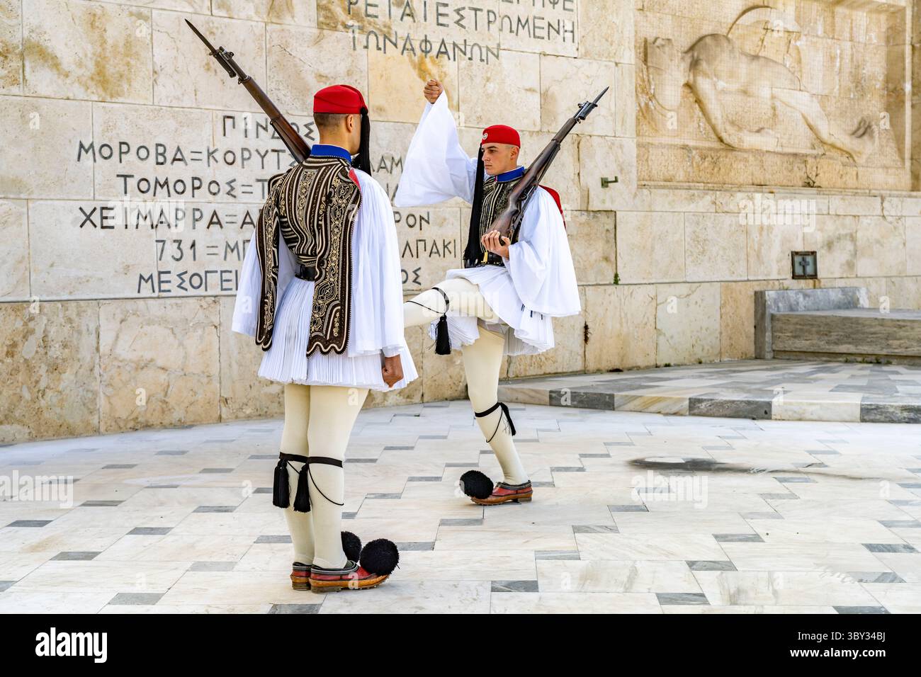 Il tradizionale cambio della guardia degli Evzoni davanti al Parlamento greco nella capitale greca Atene, Grecia Foto Stock