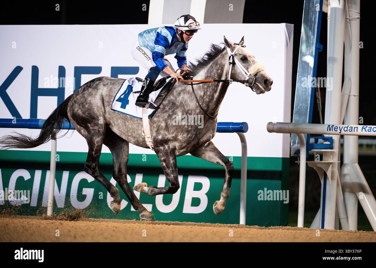14 gennaio 2022, Dubai, ARE: GOLDEN GOAL con il fantino SAM HITCHCOTT vince il gruppo 2 al Maktoum Challenge Round 1 su 1600 m (8 furlongs) all'ippodromo Meydan di Dubai, Emirati Arabi Uniti, 14 gennaio 2022. (Immagine di credito: © Martin Dokoupil/ZUMA Press Wire) Foto Stock