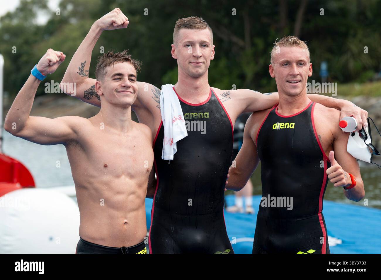Singapore, David Betlehem dell'Ungheria (L) e la medaglia di bronzo Marc-Antoine Olivier della Francia posano per le foto dopo la finale maschile di 3 km di sprint in mare aperto ai Campionati del mondo d'acqua 2025 di Singapore. 19 luglio 2025. La medaglia d'oro Florian Wellbrock della Germania (C), la medaglia d'argento David Betlehem dell'Ungheria (L) e la medaglia di bronzo Marc-Antoine Olivier della Francia posano per le foto dopo la finale maschile di 3 km di sprint in mare aperto ai Campionati del mondo d'acqua 2025 a Singapore, 19 luglio 2025. Crediti: Wu Zhizun/Xinhua/Alamy Live News Foto Stock