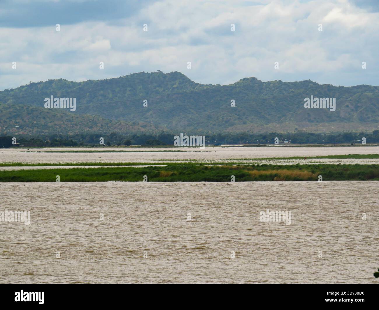 Il fiume Irrawaddy e le montagne a Bagan in Myanmar Foto Stock