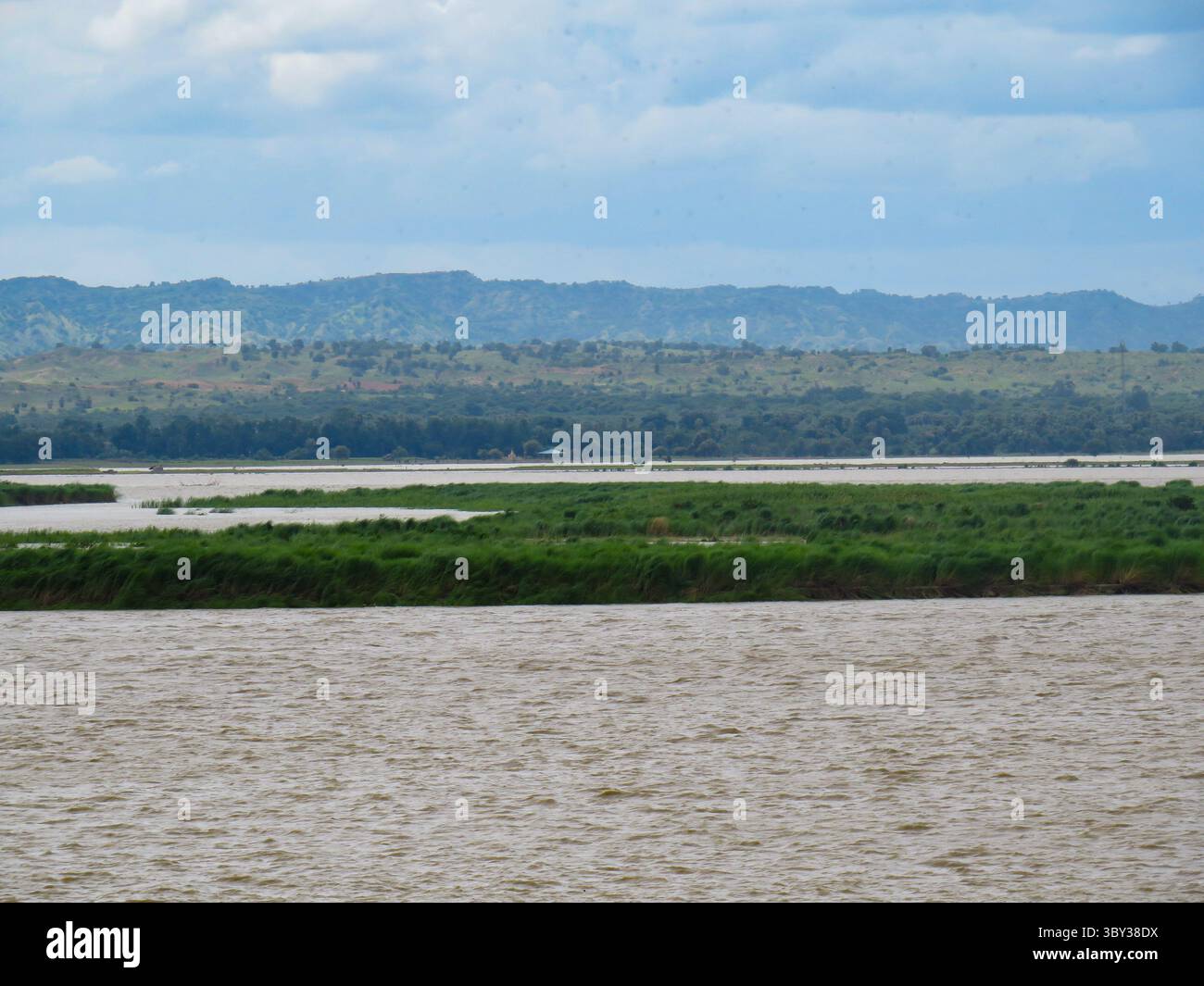 Il fiume Irrawaddy e le montagne a Bagan, Myanmar Foto Stock