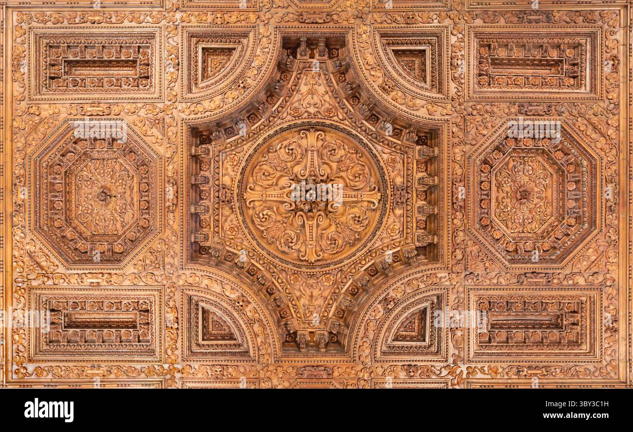 FIRENZE, ITALIA - 17 MARZO 2025: Il soffitto barocco a cassettoni policromi scolpiti nella chiesa Badia Fiorentina di felice Gamberai (1628 - 1631) Foto Stock