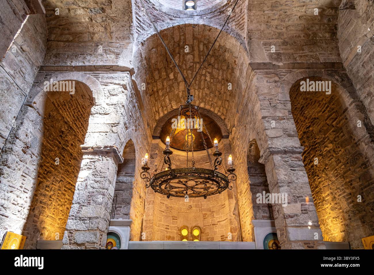 Interno della Chiesa di Theotokos Gorgoepikoos nella capitale greca Atene, Grecia Foto Stock