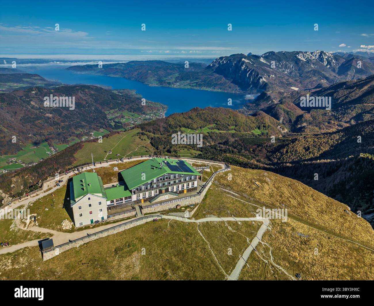 Vista dell'Hotel Schafberg e dell'Attersee, da Schafberg, Salzkammergut, Salisburgo, Austria Foto Stock