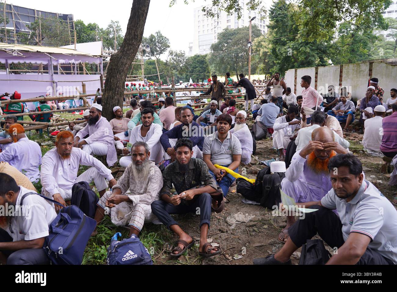 Dacca, Bangladesh. 19 luglio 2025. Per la prima volta, la Giamaat-e-Islami del Bangladesh organizza una grande manifestazione nazionale indipendente a Suhrawardy Udyan. Portando bandiere di partito e marciando in una piccola e grande processione, centinaia di migliaia di sostenitori provenienti da tutto il paese si uniscono al Gran Rally Nazionale il 19 luglio 2025 per insistere per le loro richieste in 7 punti. Con la presenza di un gran numero di leader e attivisti, il raduno a Suhrawardy Udyan a Dacca è diventato quasi pieno di capacità. Crediti: ZUMA Press, Inc./Alamy Live News Foto Stock