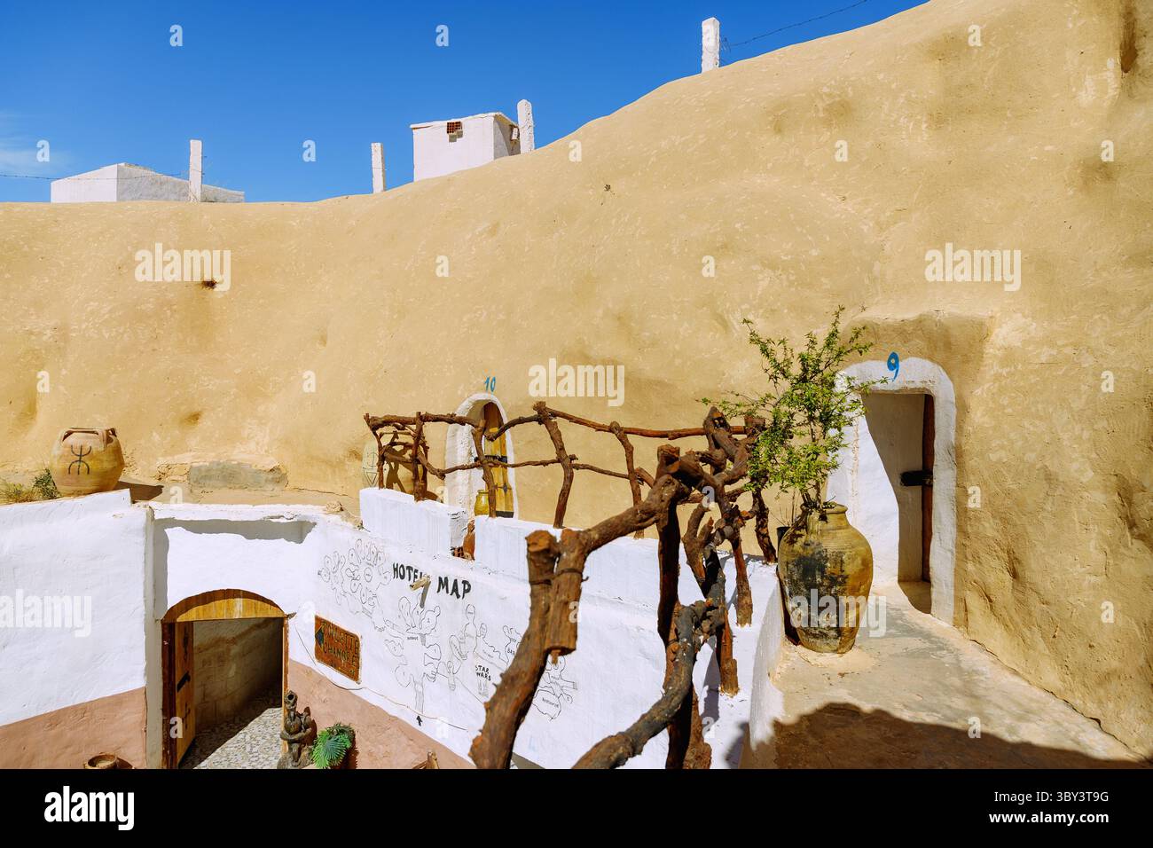 Dimora troglodita (dimora grotta) con hotel, ristorante e Museo Guerre stellari a Matmata, Tunisia Foto Stock