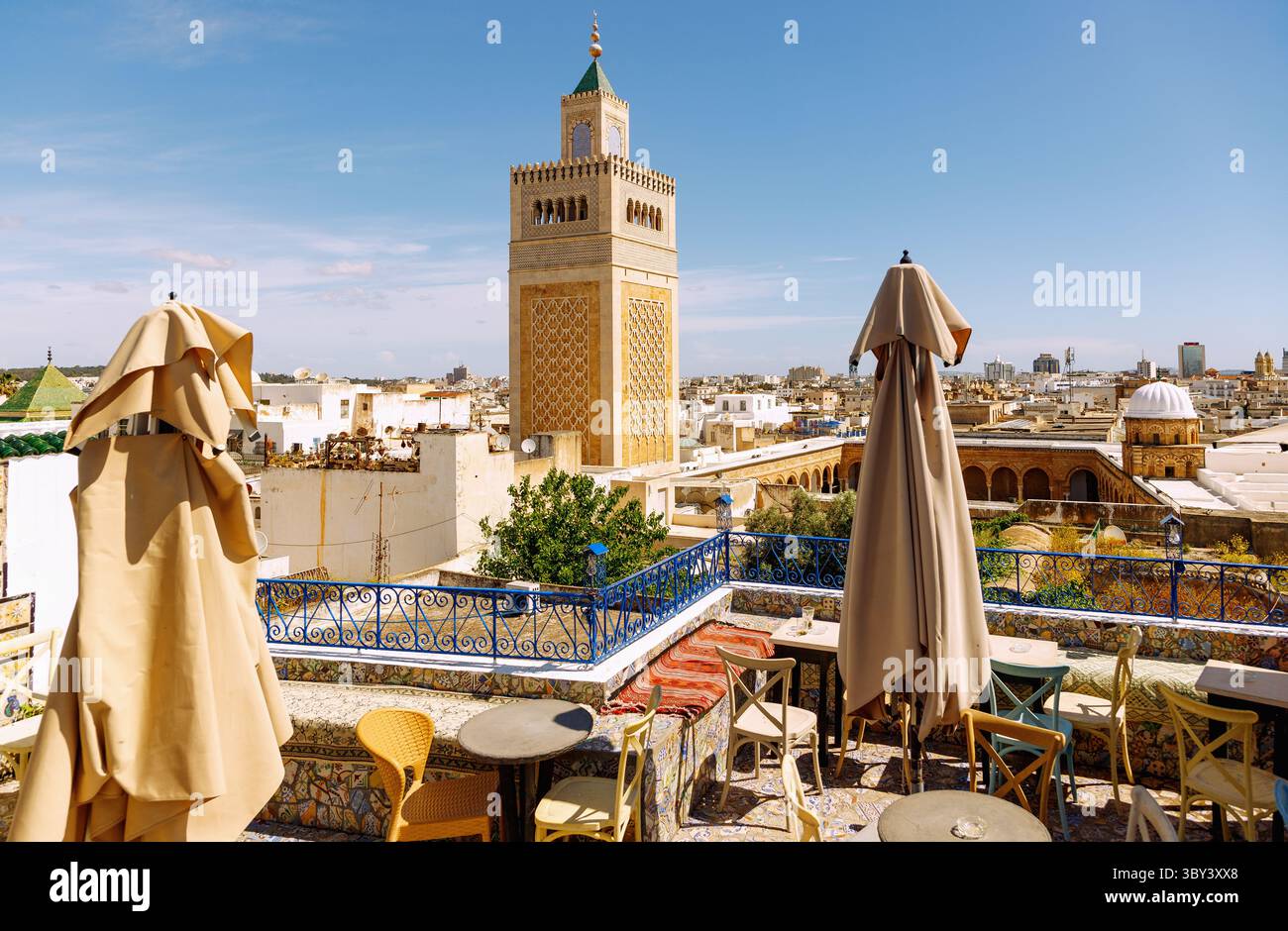 Terrazza sul tetto del Café Panoramique con vista sulla grande Moschea Djamaa ez-Zitouna nella Medina di Tunisi, Tunisia Foto Stock