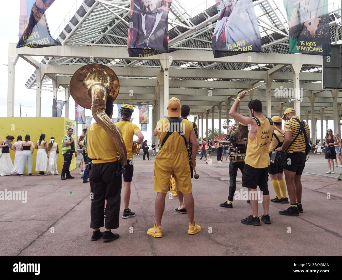 Always Bearing Marching Band durante il loro concerto al Festival Cruilla di Barcellona. 2025-07-09 Foto Stock
