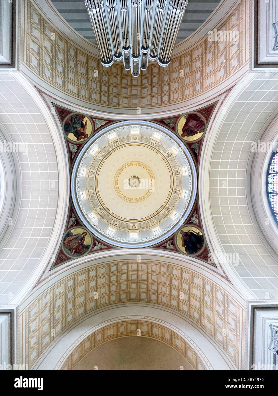 Ammira dal basso la cupola della chiesa di San Nicola, Potsdam, Brandeburgo, Germania, Europa Foto Stock