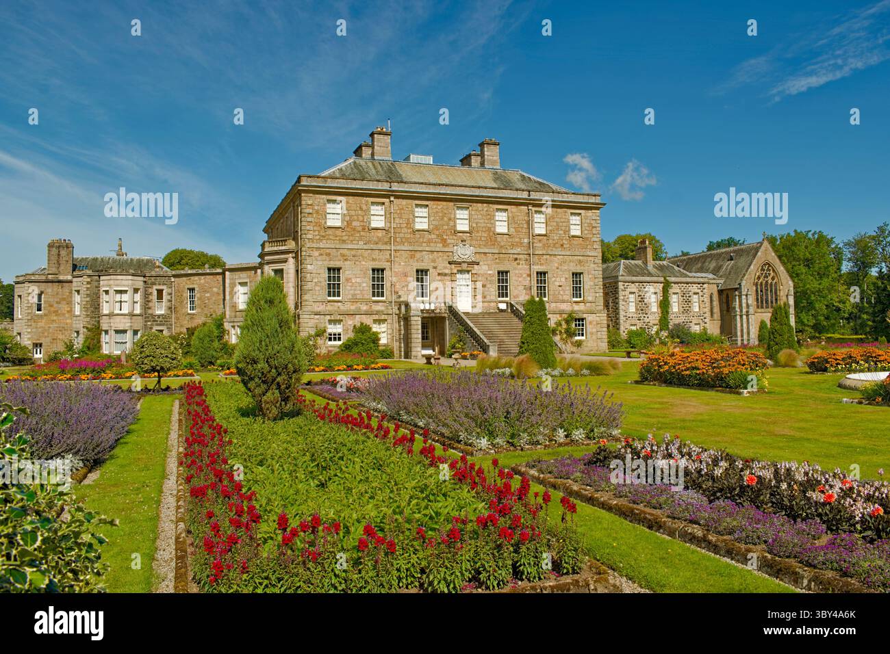 Haddo House Tarves Aberdeenshire Scotland l'imponente edificio e le aiuole di fiori in una calda giornata d'estate Foto Stock