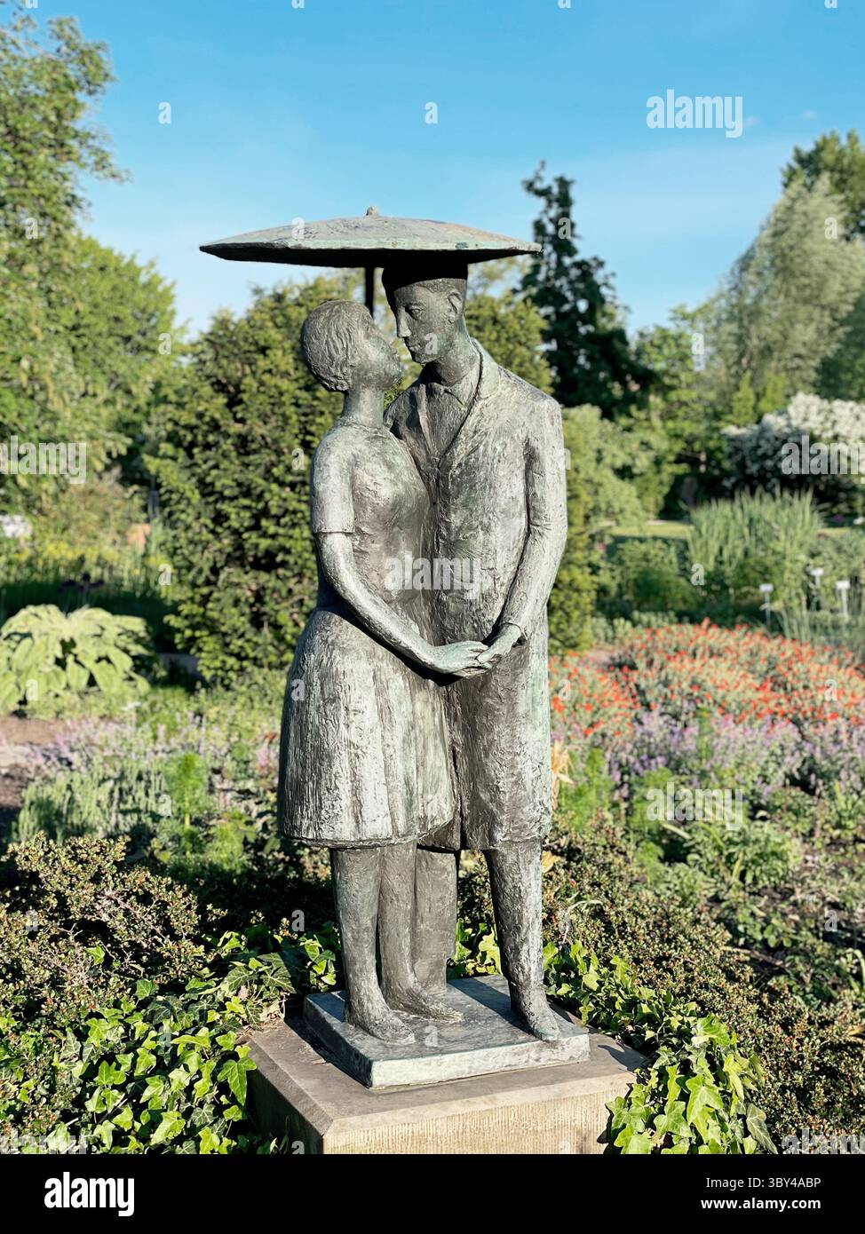 Scultura in bronzo "gli amanti sotto l'ombrello" di Jürgen von Woyski (1962), Potsdam, Brandeburgo, Germania, Europa Foto Stock