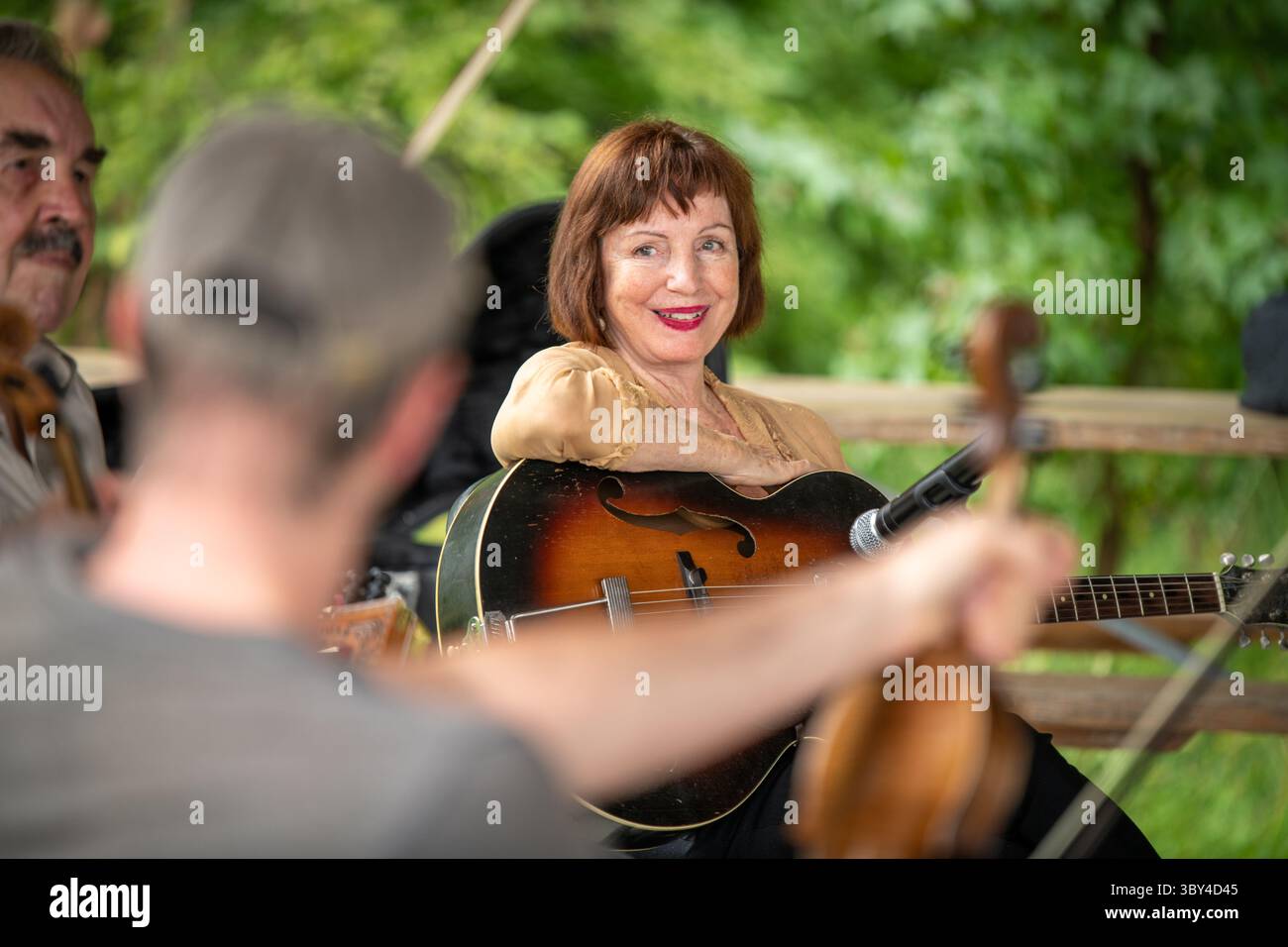 9 settembre 2021, Church Creek, Maryland, USA: Ann Savoy sorride alla sua famiglia tra una canzone e l'altra (immagine di credito: © Edwin Remsberg/VW Pics via ZUMA Press Wire) Foto Stock