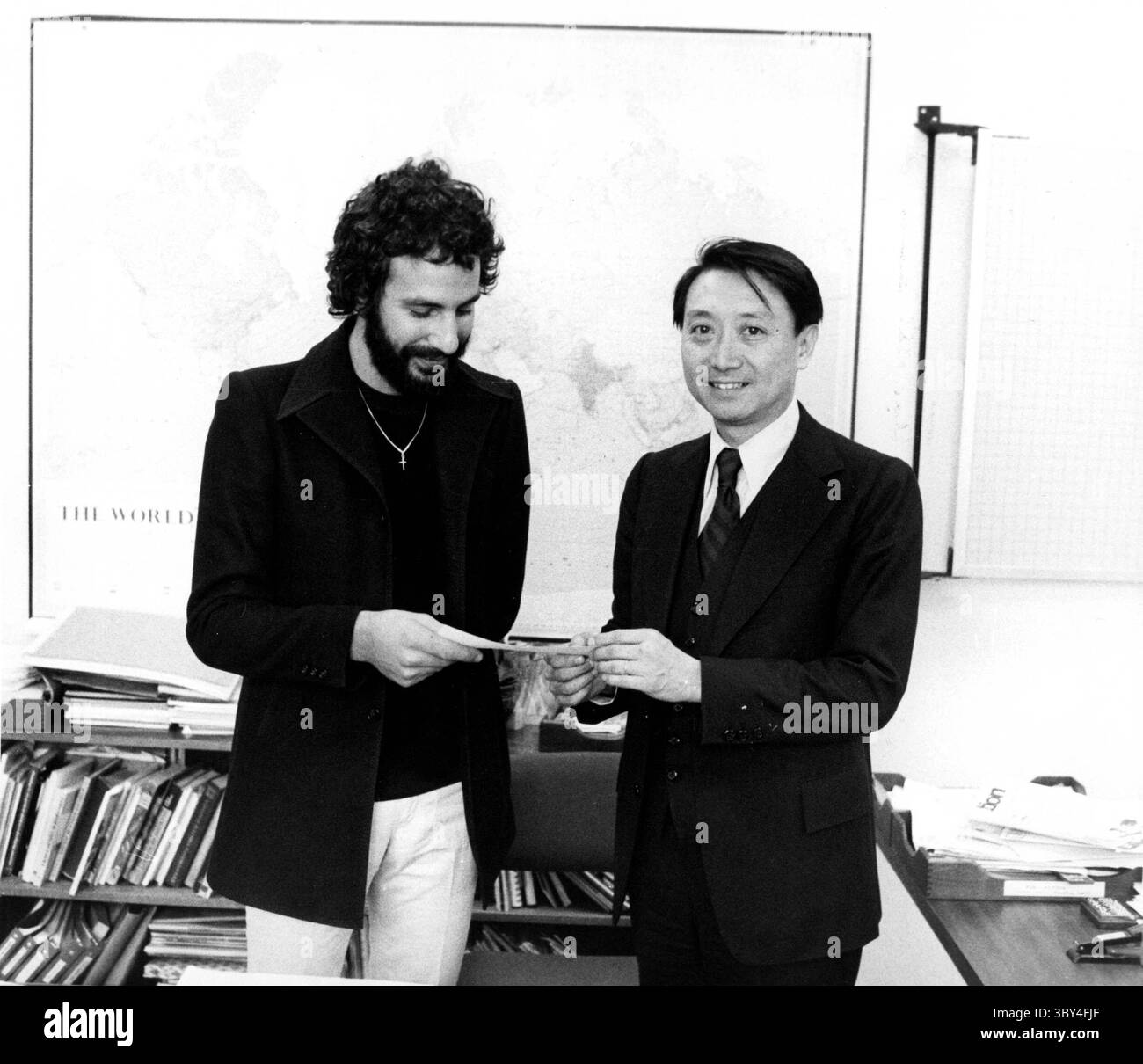 CAT STEVENS (YUSUF ISLAM) presenta JACK LING, direttore dell'UNICEF Public Information di New York, con un assegno, data e luogo sconosciuti. (Immagine di credito: © Globe Photos/ZUMAPRESS.com) Foto Stock