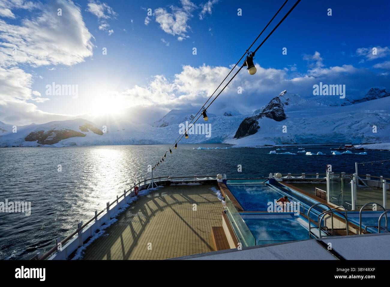 Nave da crociera, alba, terrazza con piscina, Paradise Bay, Foto Stock