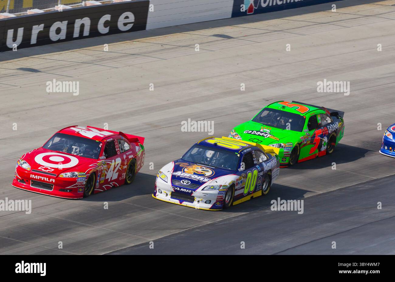 DOVER, DE - 15 MAGGIO 2011: Juan Pablo Montoya (42), David Reutimann (00) e Mark Martin (5) combattono per la posizione durante il FedEx 400 al dover International Speedway di dover, DE. (Immagine di credito: © Walter G. Arce Sr./ZUMA Press Wire) Foto Stock