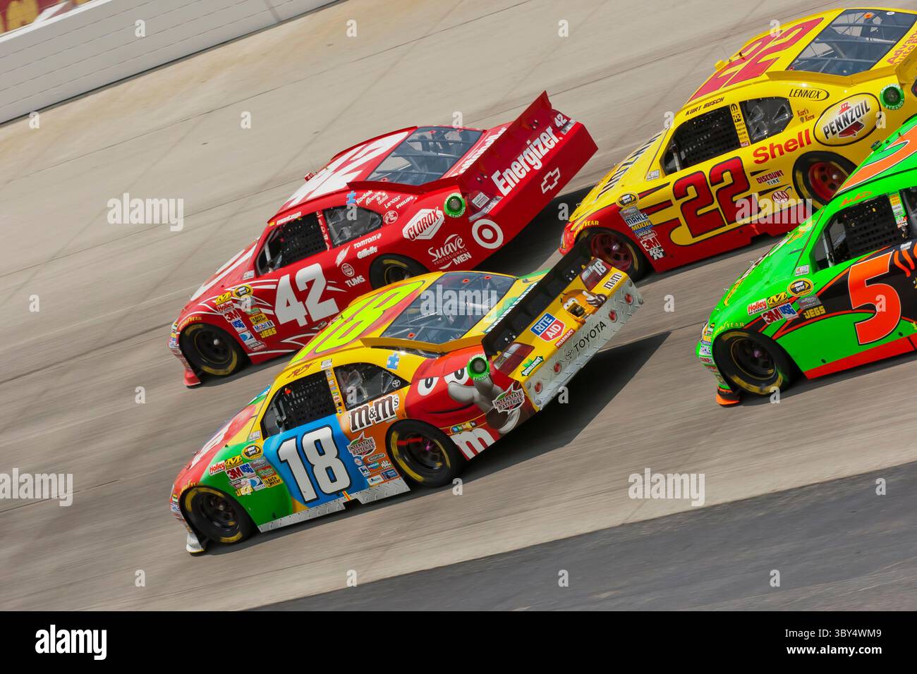 DOVER, DE - 15 MAGGIO 2011: Juan Pablo Montoya (42), Kyle Busch (18), Kurt Busch (22) e Mark Martin (5) combattono per la posizione durante il FedEx 400 al dover International Speedway di dover, DE. (Immagine di credito: © Walter G. Arce Sr./ZUMA Press Wire) Foto Stock
