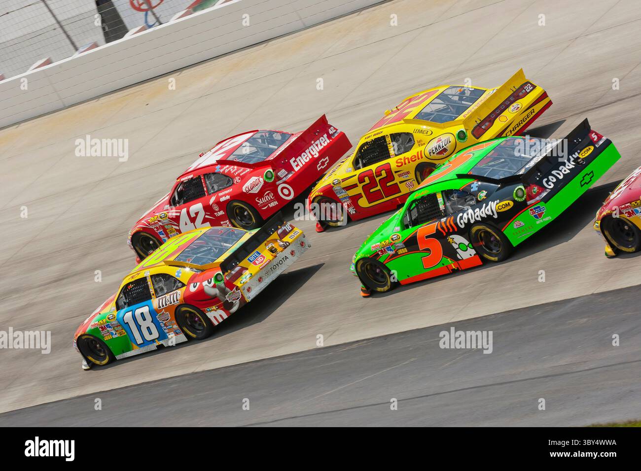 DOVER, DE - 15 MAGGIO 2011: Juan Pablo Montoya (42), Kyle Busch (18), Kurt Busch (22) e Mark Martin (5) combattono per la posizione durante il FedEx 400 al dover International Speedway di dover, DE. (Immagine di credito: © Walter G. Arce Sr./ZUMA Press Wire) Foto Stock
