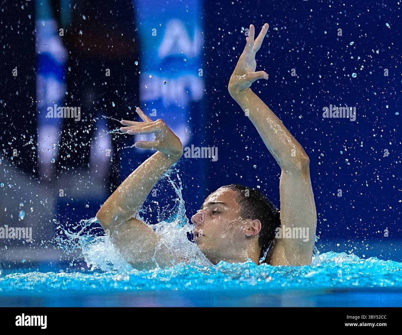 Singapore. 19 luglio 2025. David Martinez, svedese, si esibisce durante la finale tecnica maschile di nuoto artistico ai Campionati mondiali di nuoto acquatico di Singapore, 19 luglio 2025. Crediti: Xia Yifang/Xinhua/Alamy Live News Foto Stock