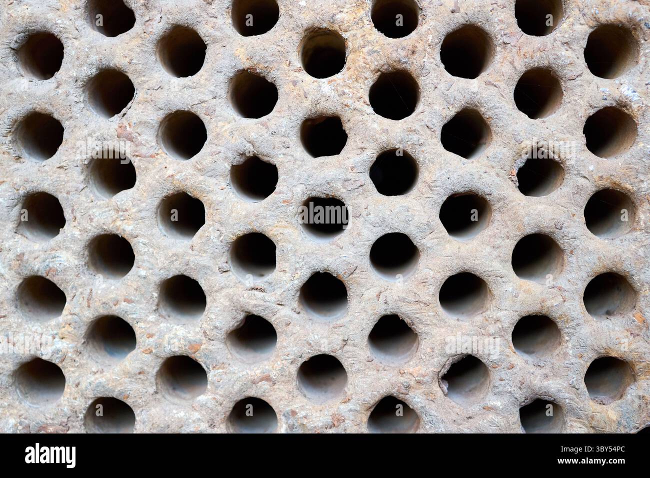 Foglio di provette o piastra dello scambiatore di calore primo piano della caldaia texture fuoco selettivo sfondo aperto per ispezione manutenzione o pulizia da insolubili, Foto Stock