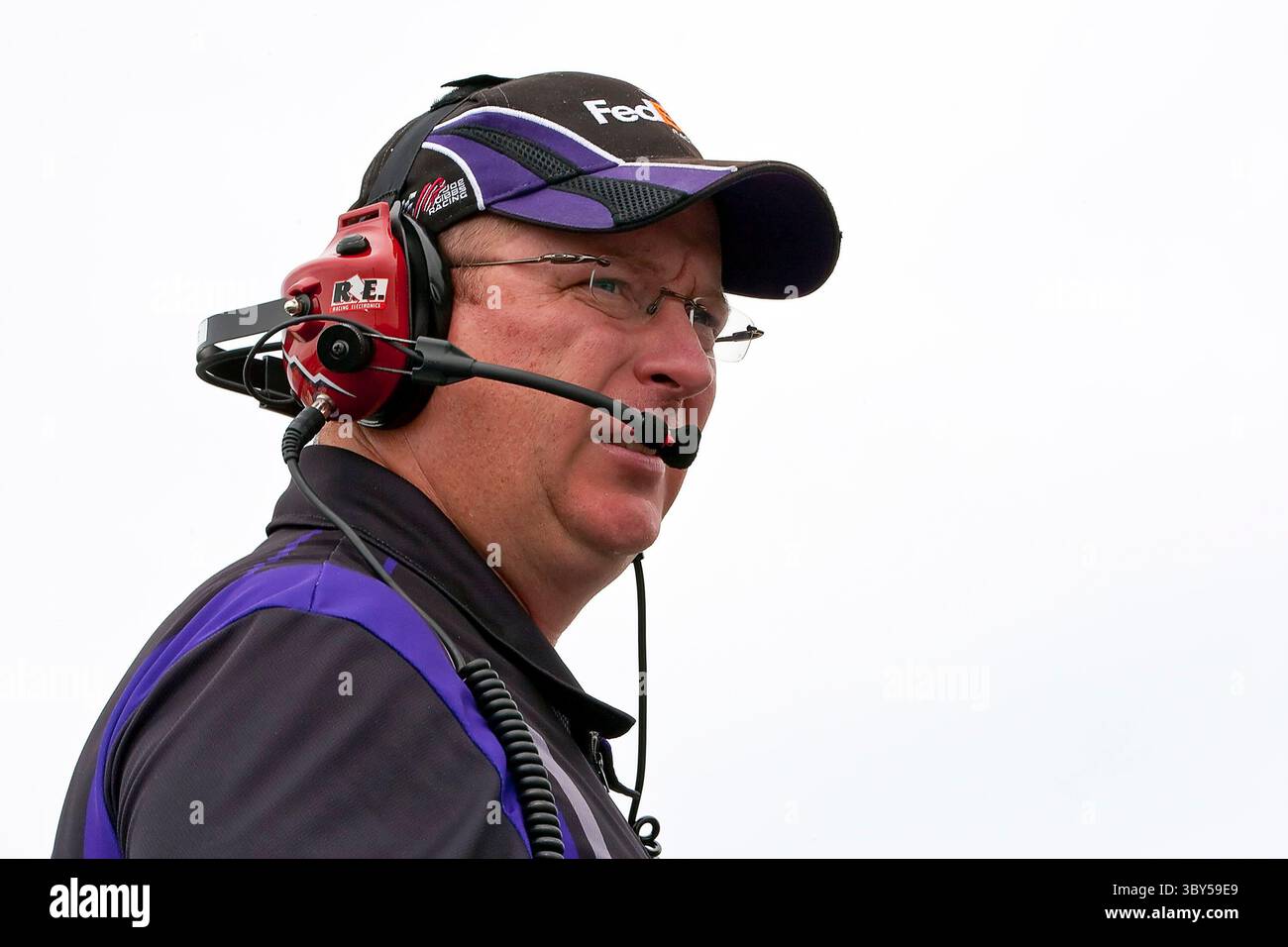 10 luglio 2009: Mike Ford, capo equipaggio FedEx, guarda la sua Toyota Camry correre una sessione di prove per la gara NASCAR LifeLock.com 400 al Chicagoland Speedway di Joliet, Illinois. (Immagine di credito: © Walter G. Arce Sr./ZUMA Press Wire) Foto Stock