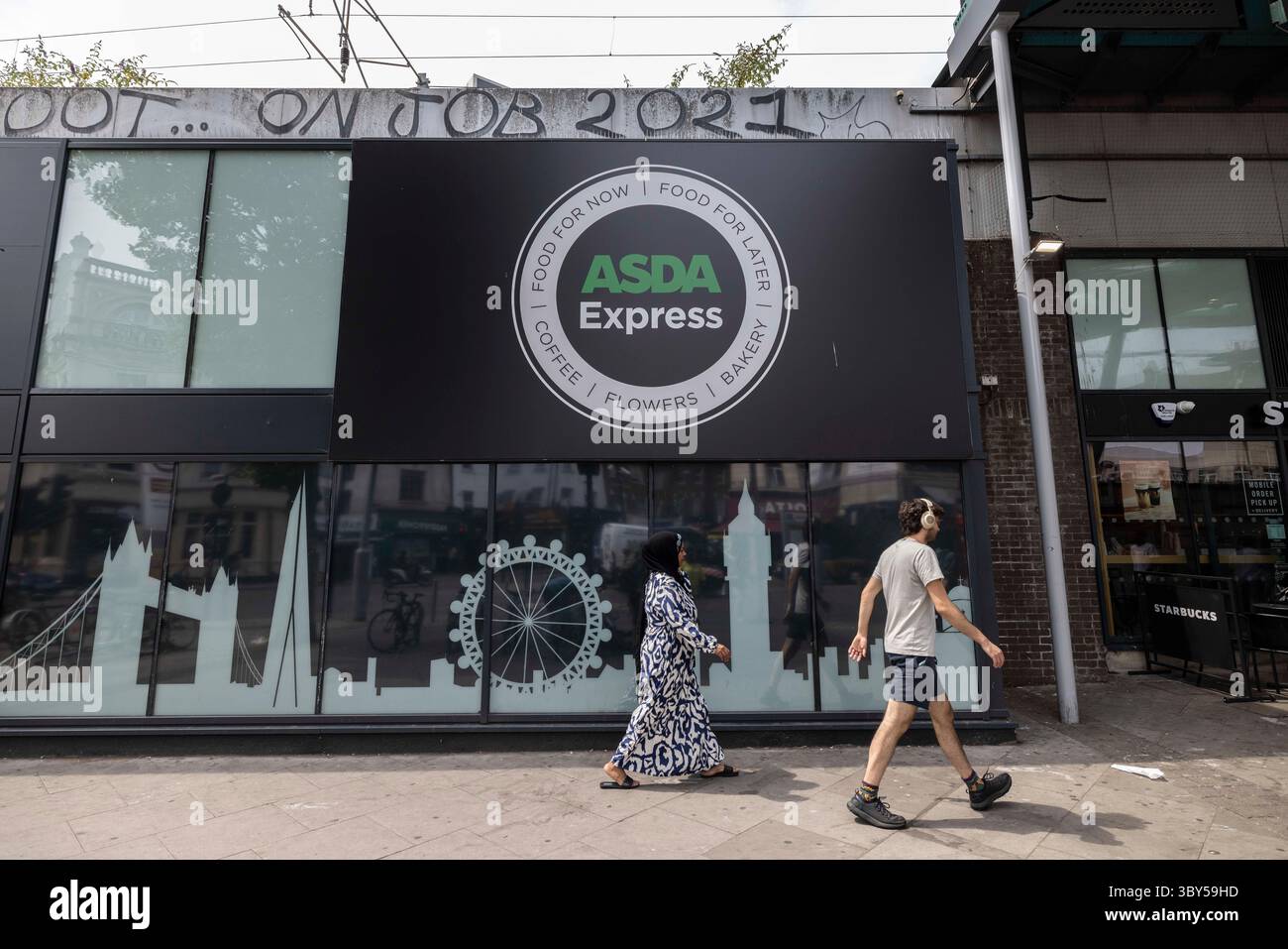 La nuova Asda aprirà presso il vecchio negozio Arsenal nel Finsbury Park, ma a causa della crisi finanziaria e dell'incertezza economica il negozio si trova vuoto, Londra, Regno Unito Foto Stock