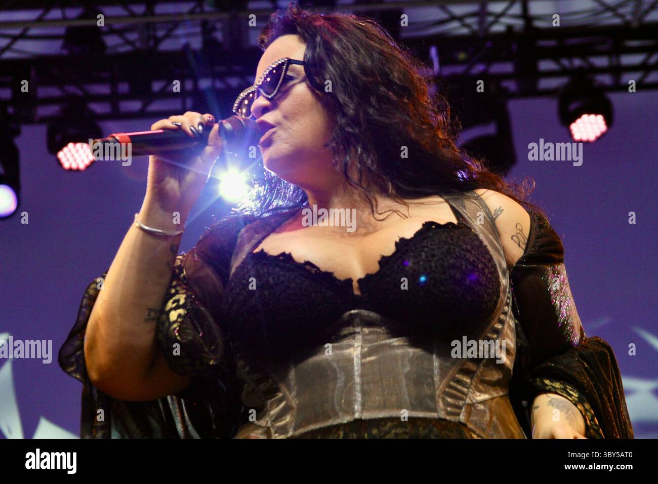19 luglio 2025, New York City, New York: (NEW) Tulipa Ruiz si esibisce al Summer per la City Brazil Week. 18 luglio 2025, New York, USA: Tulipa Ruiz, cantautrice brasiliana, è conosciuta per la sua voce potente e i suoi testi commoventi. Vincitrice di UN Latin GRAMMY per Dance (2015), è stata nominata di nuovo nel 2024 per ''Habilidades Extraordinarias'' e la canzone ''Baby 95''. Mescolando tropicalia, rock ed elettro-pop, Tulipa è un collaboratore desiderato, avendo lavorato con artisti come Elza Soares, Joao Donato, Emicida e Adan Jodorowsky.crediti: Niyi Fote/Thenews2 (foto: Niyi Fote/Thenews2/Zumapress) (credito Foto Stock