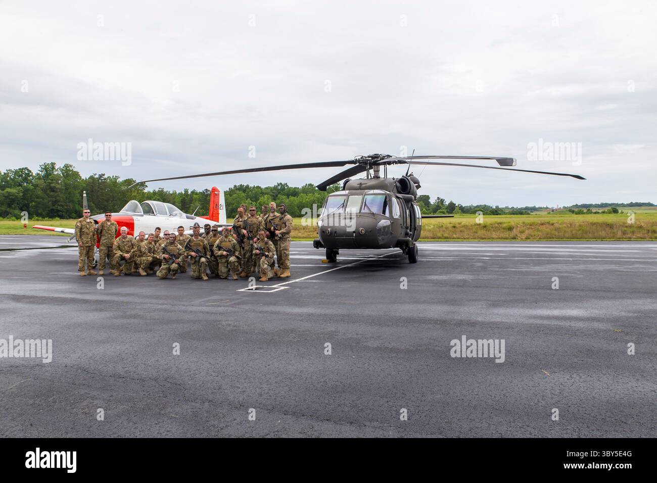 29 maggio 2016 - Concord, NC, U.S. - Concord, NC - 29 maggio 2016: La 82nd Combat Aviation Brigade posa con i loro aerei e alcuni aerei d'epoca prima della Coca Cola 600 al Charlotte Motor Speedway di Concord, NC. (Immagine di credito: © Walter G. Arce Sr./ZUMA Press Wire) Foto Stock