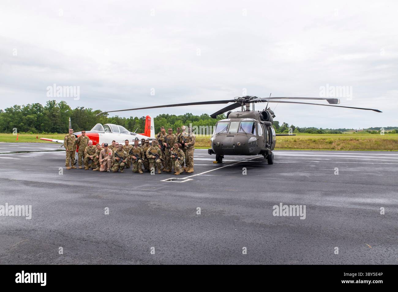 29 maggio 2016 - Concord, NC, U.S. - Concord, NC - 29 maggio 2016: La 82nd Combat Aviation Brigade posa con i loro aerei e alcuni aerei d'epoca prima della Coca Cola 600 al Charlotte Motor Speedway di Concord, NC. (Immagine di credito: © Walter G. Arce Sr./ZUMA Press Wire) Foto Stock