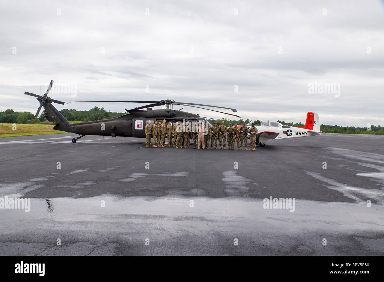 29 maggio 2016 - Concord, NC, U.S. - Concord, NC - 29 maggio 2016: La 82nd Combat Aviation Brigade posa con i loro aerei e alcuni aerei d'epoca prima della Coca Cola 600 al Charlotte Motor Speedway di Concord, NC. (Immagine di credito: © Walter G. Arce Sr./ZUMA Press Wire) Foto Stock