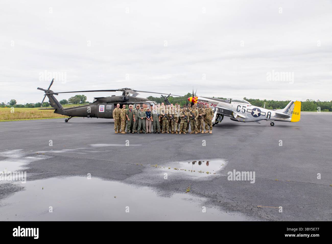29 maggio 2016 - Concord, NC, U.S. - Concord, NC - 29 maggio 2016: La 82nd Combat Aviation Brigade posa con i loro aerei e alcuni aerei d'epoca prima della Coca Cola 600 al Charlotte Motor Speedway di Concord, NC. (Immagine di credito: © Walter G. Arce Sr./ZUMA Press Wire) Foto Stock