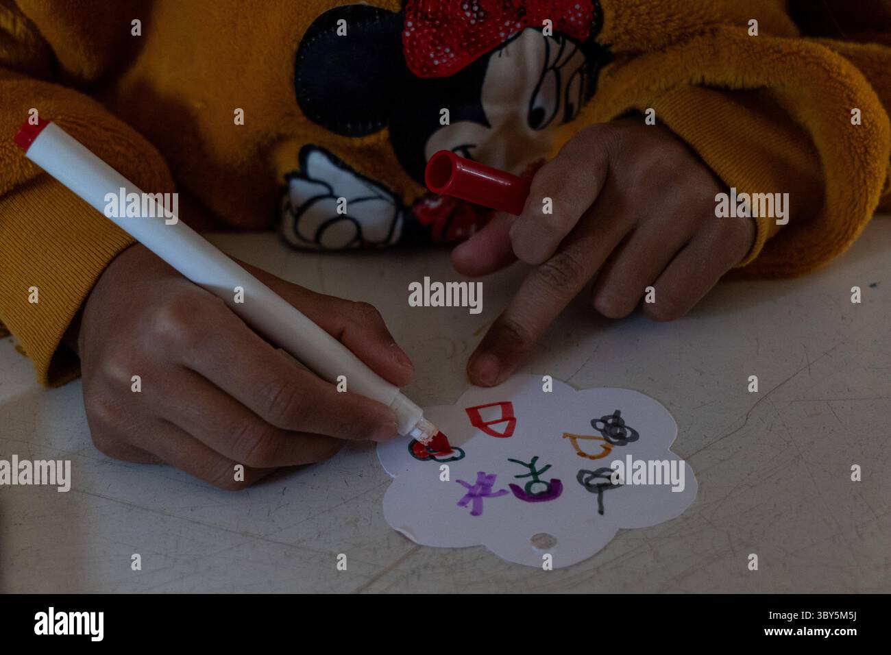 Il bambino al confine di Ciudad Juarez usa l'arte per esprimere emozioni. Foto Stock