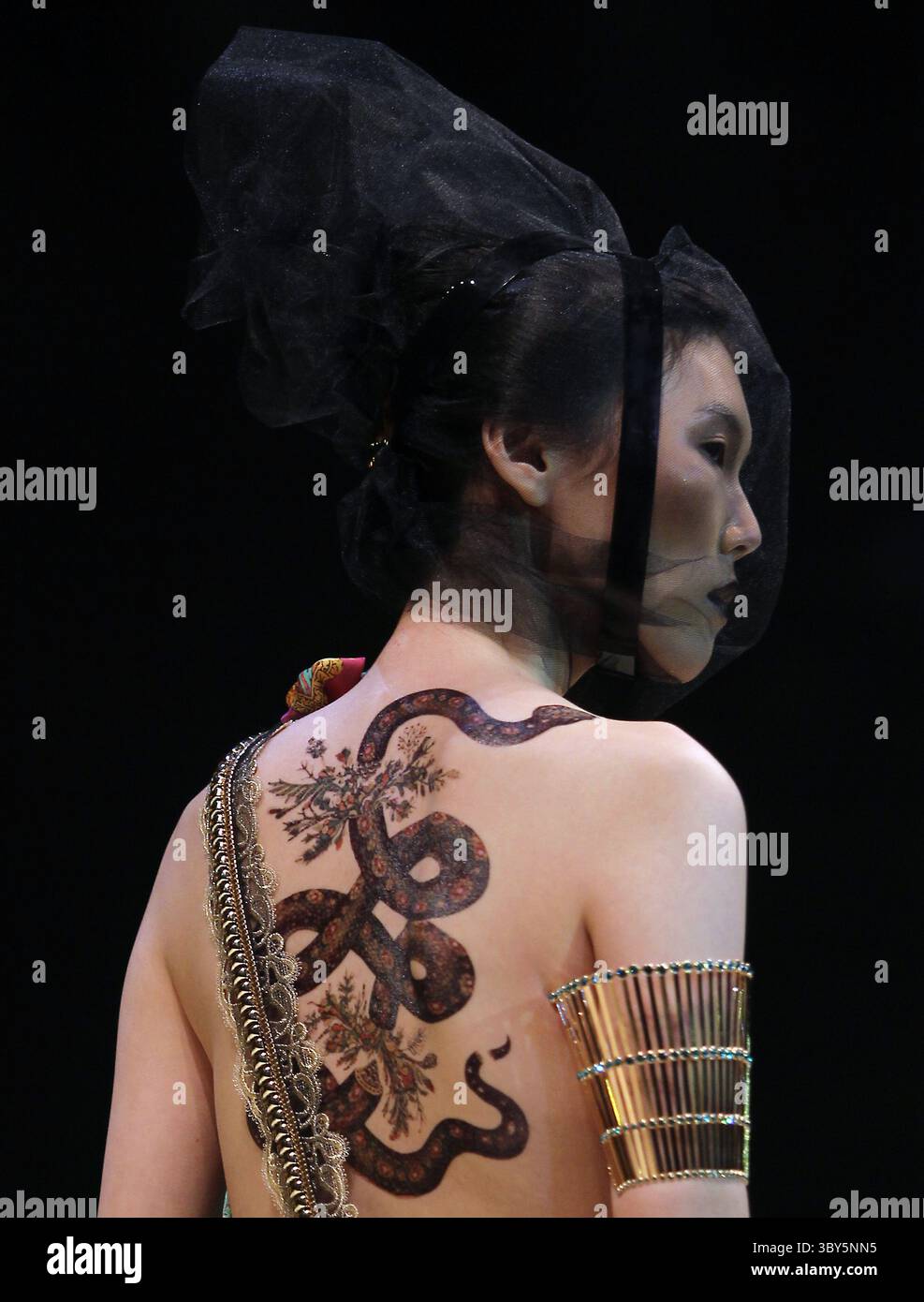 26 ottobre 2012, PECHINO, CINA: I modelli cinesi mostrano i disegni durante la mostra SEC Collection del designer Qi Gang durante la China Fashion Week a Pechino il 26 ottobre 2012. (Immagine di credito: © Stephen Shaver/ZUMA Press Wire) Foto Stock