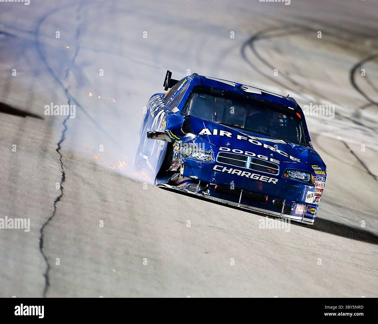 6 settembre 2009: Reed Sorenson allena la sua Air Force Dodge fuori dal fronte dopo un incidente durante la gara Pep Boys Auto 500 NASCAR Sprint Cup all'Atlanta Motor Speedway di Hampton, GA. (Immagine di credito: © Walter G. Arce Sr./ZUMA Press Wire) Foto Stock