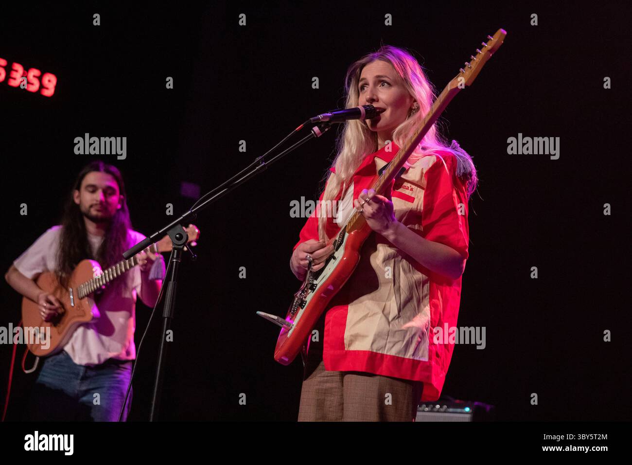 2 marzo 2022, Milwaukee, Wisconsin, Stati Uniti: JOSHUA OMEAD MOBARAKI e HESTER CHAMBERS of Wet Leg al Pabst Theatre di Milwaukee, Wisconsin (Credit Image: © Daniel DeSlover/ZUMA Press Wire) Foto Stock