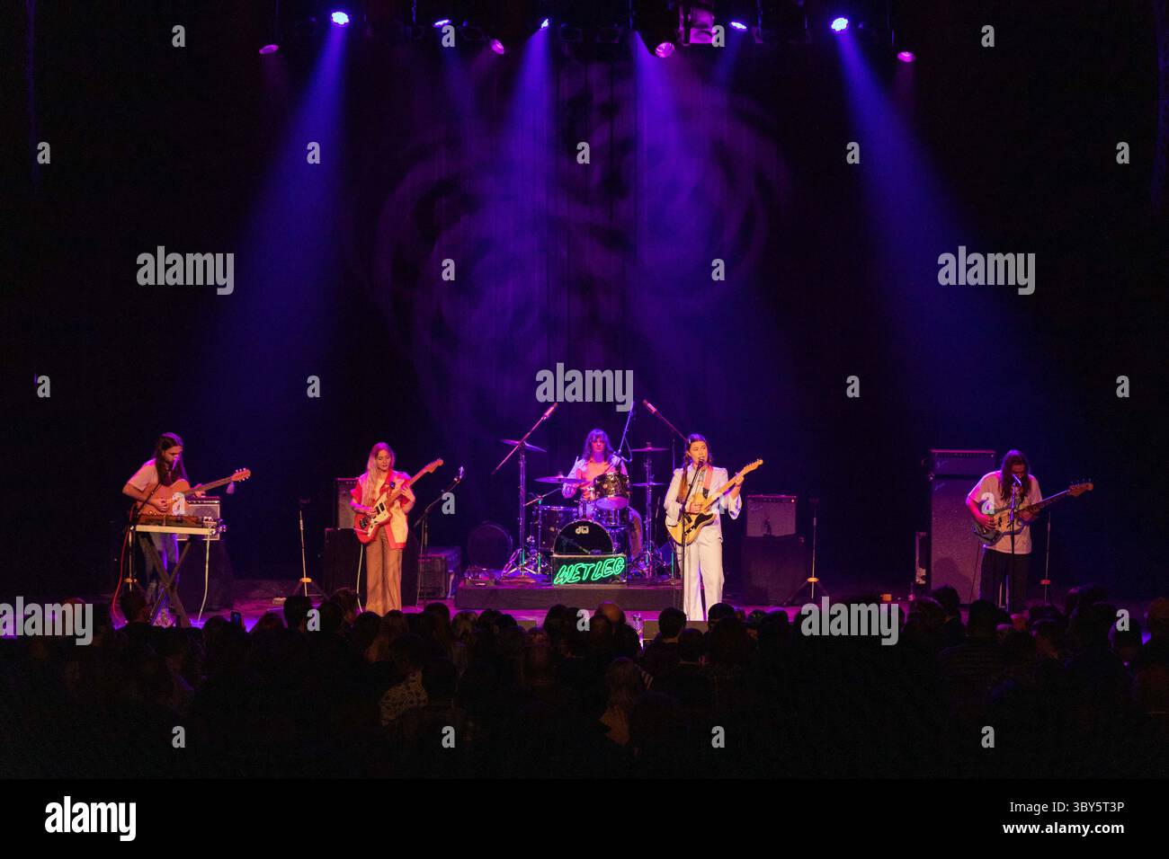 2 marzo 2022, Milwaukee, Wisconsin, Stati Uniti: JOSHUA OMEAD MOBARAKI, HESTER CHAMBERS, HENRY HOLMES, RHIAN TEASDALE e ELLIS DURANG di Wet Leg al Pabst Theatre di Milwaukee, Wisconsin (immagine di credito: © Daniel DeSlover/ZUMA Press Wire) Foto Stock