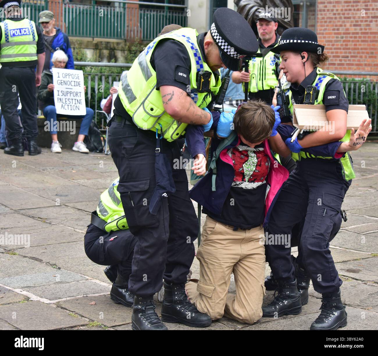 Manchester, Regno Unito, 19 luglio 2025 oltre una dozzina di sostenitori dell'azione palestinese, con cartelli per dichiarare il loro sostegno e la loro opposizione al genocidio, sono stati arrestati in base alla nuova legislazione antiterrorismo accanto alla statua di Gandhi a Cathedral Yard, Manchester, Regno Unito. Il governo britannico ha vietato l'azione palestinese come "gruppo terroristico” dal 5 luglio 2025 ai sensi del Terrorism Act 2000 del Regno Unito. I media riportano che le proteste nel Regno Unito sono state coordinate dal gruppo della campagna "difendere le nostre Juries". Crediti: Terry Waller/Alamy Live News Foto Stock