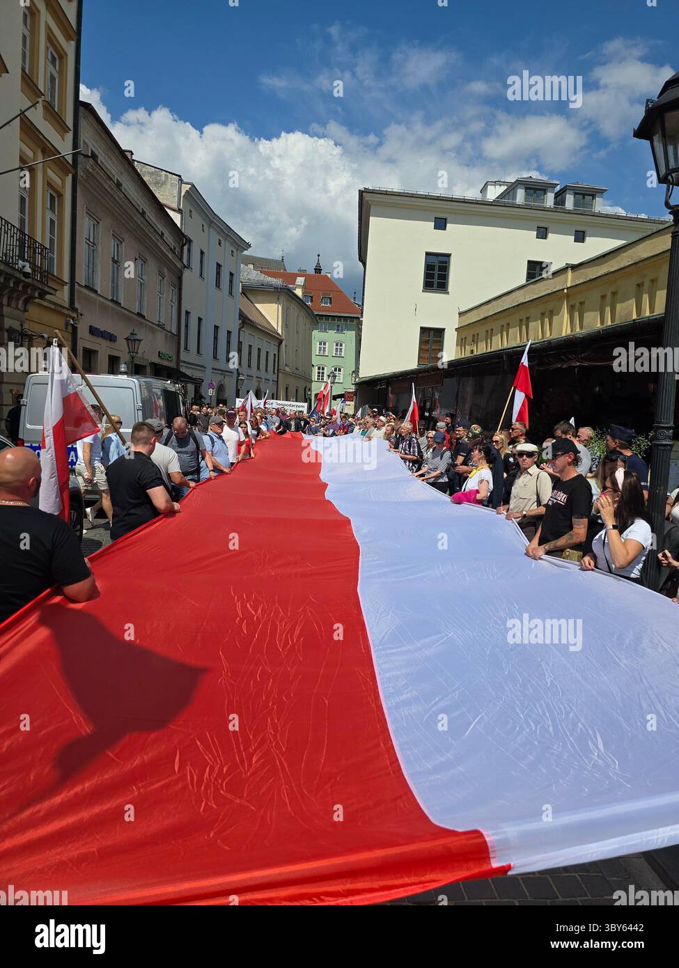 Una manifestazione di estrema destra contro l'immigrazione di fronte al consolato tedesco a Cracovia, in Polonia. Foto Stock