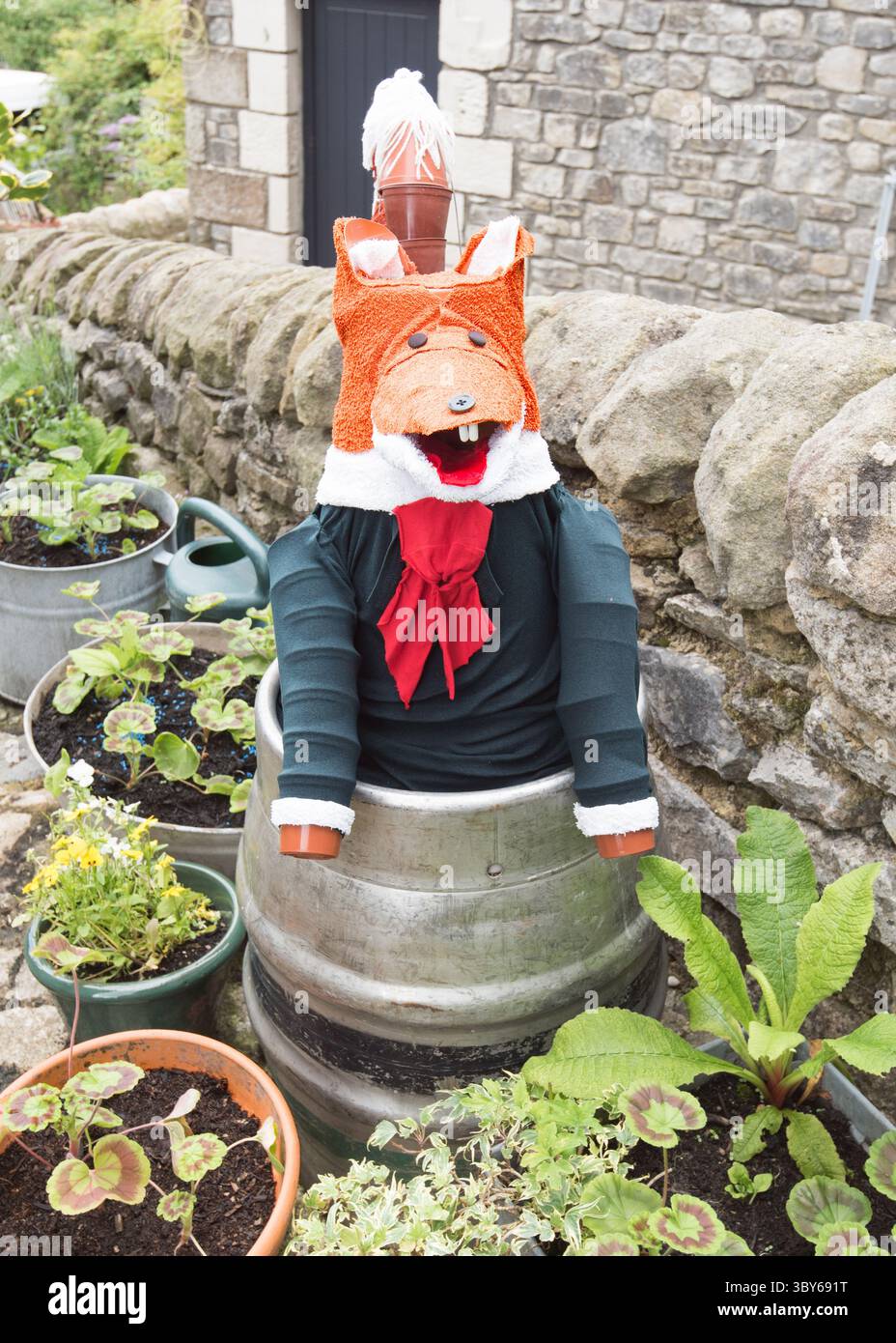 Organizza il Flowerpot Festival 2025 e una costruzione simile a una volpe in un giardino locale Foto Stock