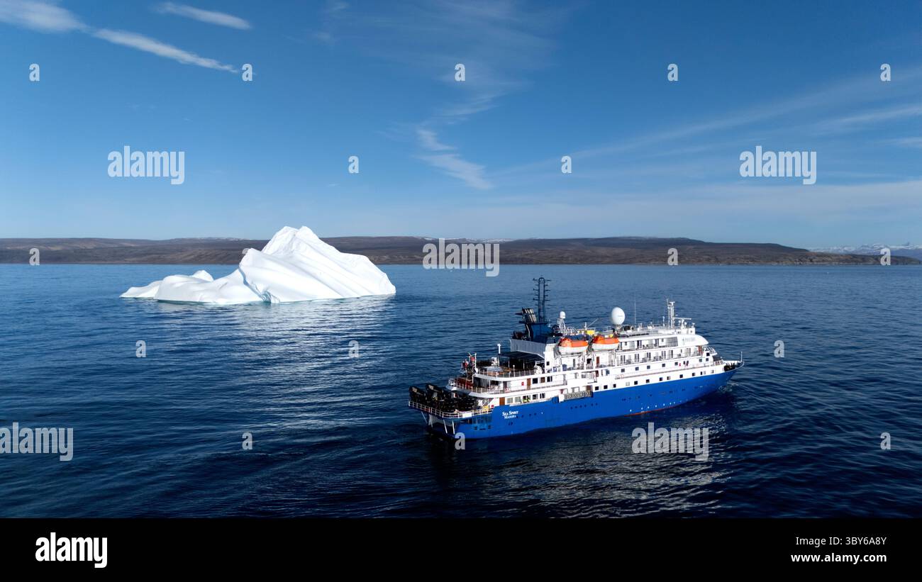 Vista aerea della nave da crociera Sea Spirit (Poseidon Expeditions) e di un grande iceberg al largo di Ittoqqortoormiit, Groenlandia orientale, Groenlandia Europa Foto Stock