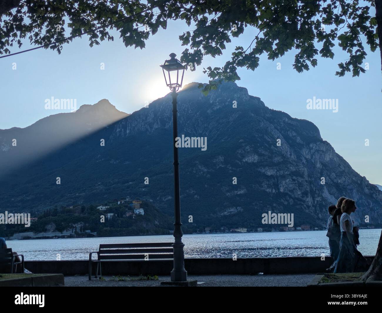 Vista della montagna da Lecco Foto Stock