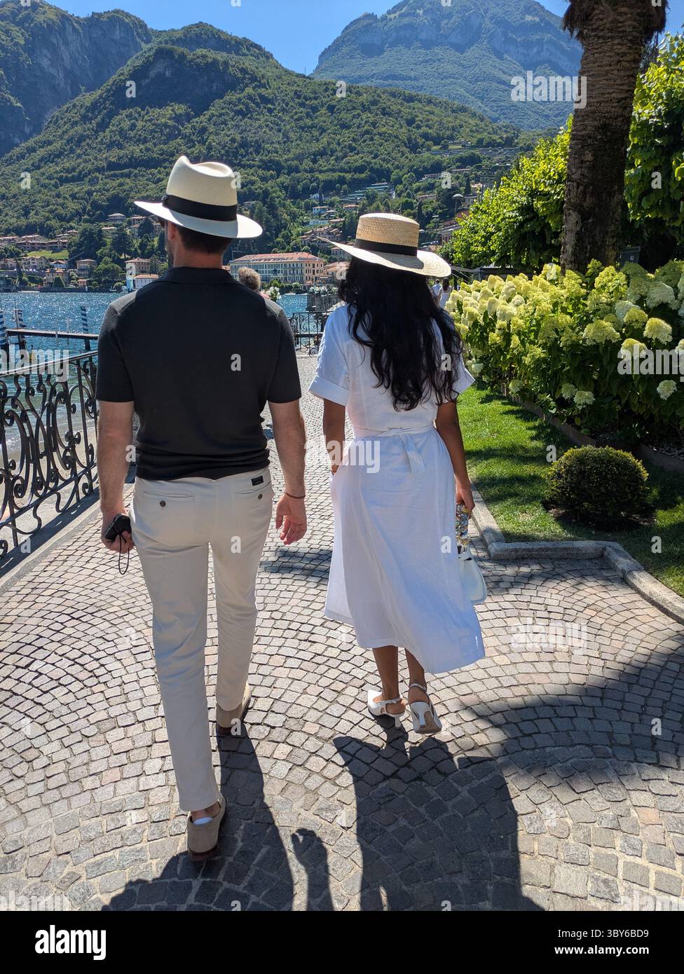 coppia che indossa abiti eleganti e cappelli da sole Foto Stock