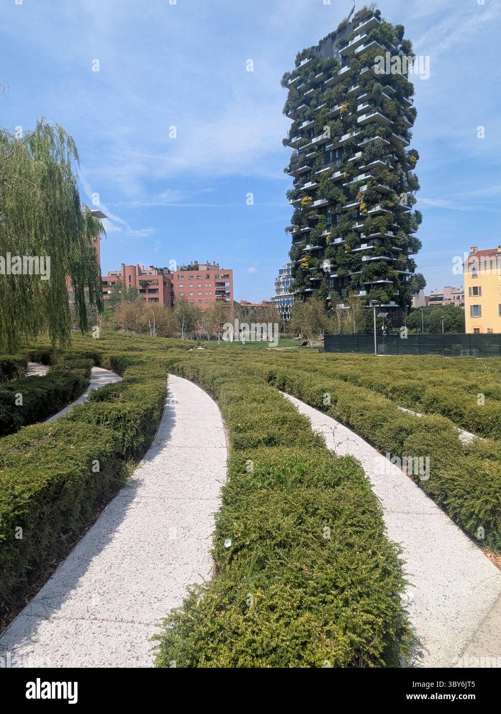 alto edificio residenziale coperto da piante verdi Foto Stock