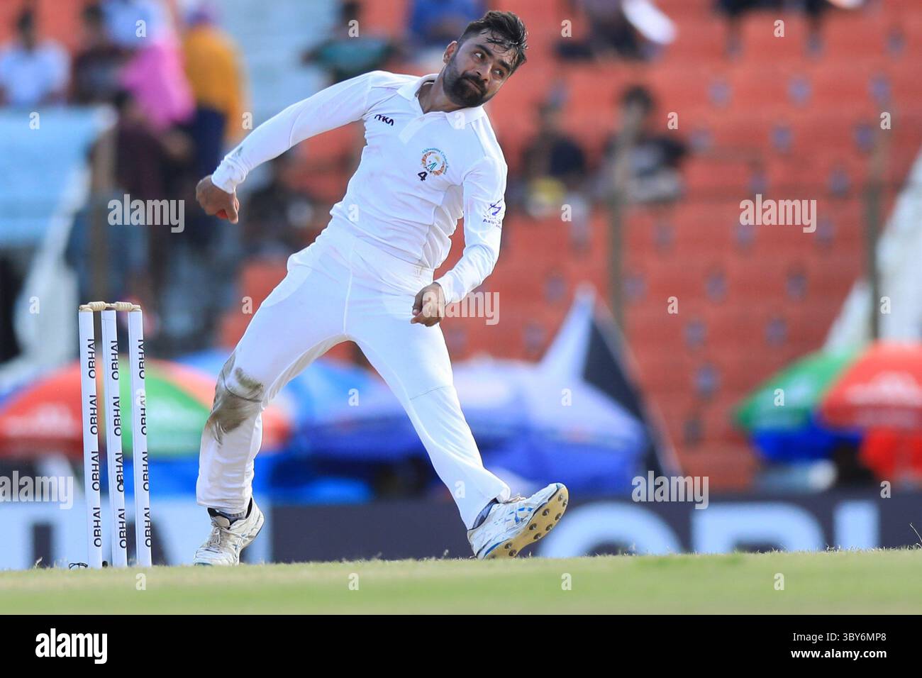 6 settembre 2019, Chittagong, Bangladesh: Il cricketer afghano Rashid Khan in azione durante una partita di test di cricket una tantum tra Afghanistan e Bangladesh allo stadio Zohur Ahmed Chowdhury di Chittagong. Afghanistan vinto per 224 run (immagine di credito: © MD Manik/SOPA Images via ZUMA Press Wire) Foto Stock