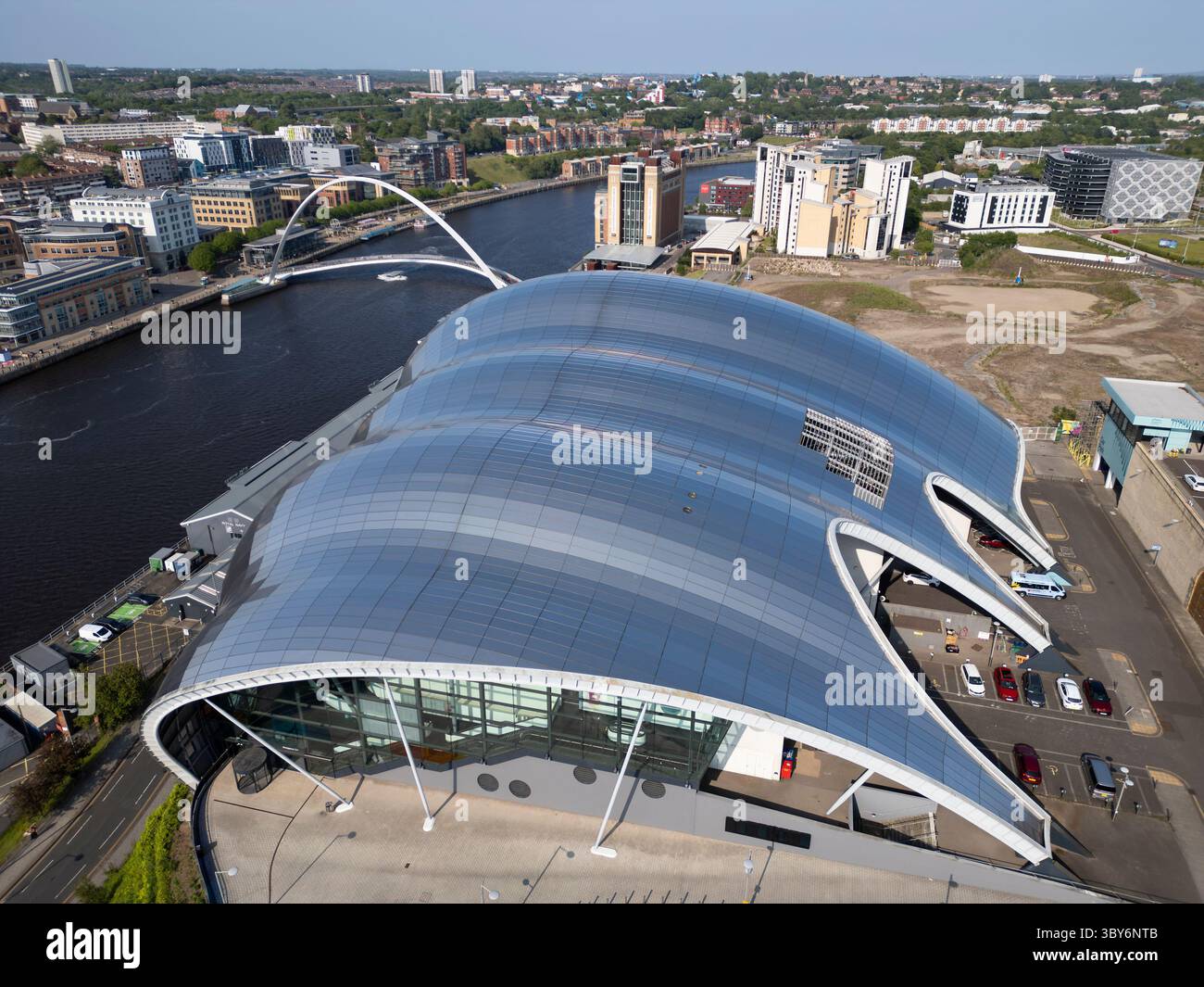 Ripresa aerea del centro culturale Sage sulle rive del fiume Tyne, Newcastle Foto Stock