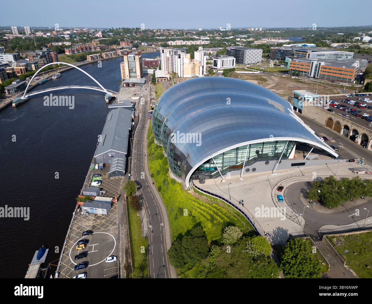 Ripresa aerea del centro artistico e musicale Sage Gateshead sulla banchina di Newcastle upon Tyne Foto Stock