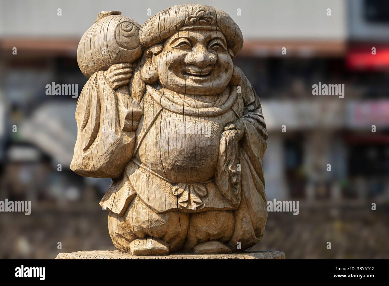 Rilassante Daikoku, uno dei sette dei della fortuna, a Takayama, Gifu, Giappone. Foto Stock
